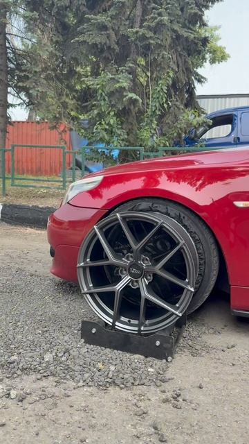 BMW E60 на примерке дисков в 19-ом диаметре