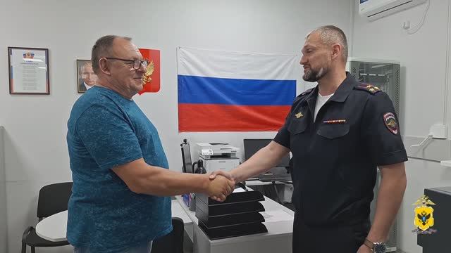 В Херсонской области полицейские вручили литовцу разрешение на временное проживание в России