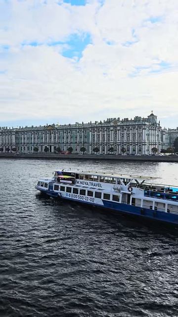 По Большой Неве в Санкт-Петербурге