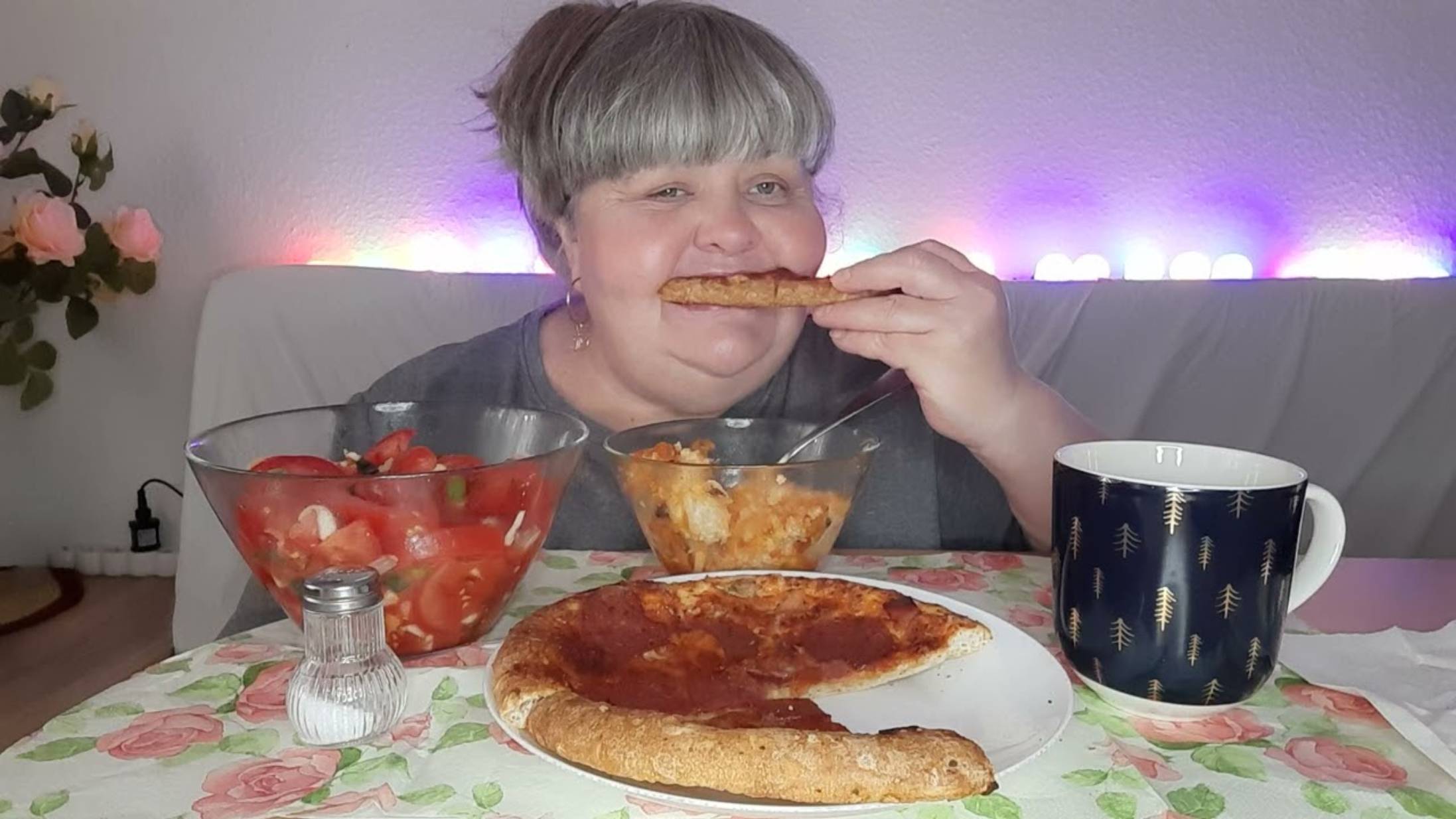 Юля Стар. МУКБАНГ, ОБОЖРАЛАСЬ 🍕ПИЦЦ И ГОЛУБЕЦ🥫