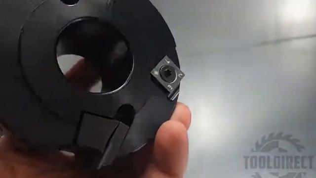 Четвертная фреза насадной разновидности для работы  по дереву со сменными пластинами для станка