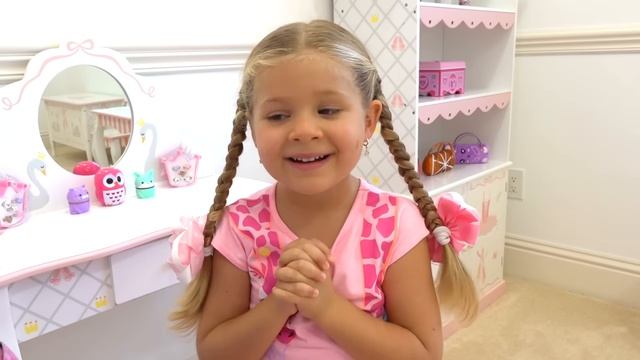 Диана и Рома Диана играет с новыми игрушками