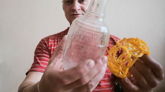 Накидка на бутылку из пластиковых держателей