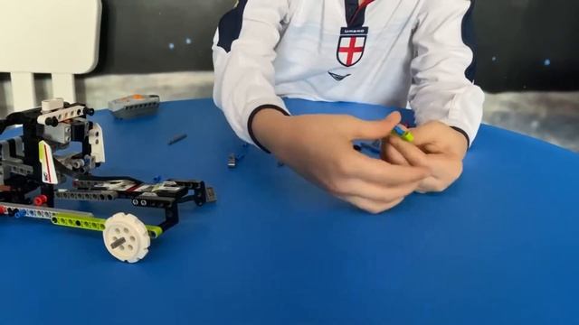 Макс и Марта собирают 2 вариант машины на ду Lego Technic 42065