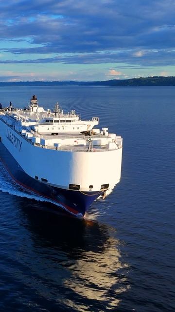 🚢 Гигантский автоперевозчик в проливе Пьюджет! 🌊