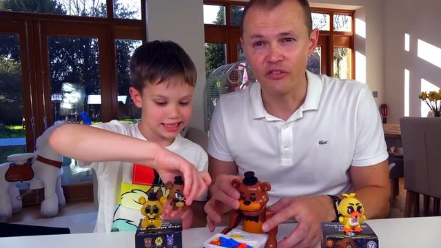 Мистер Макс Макс и Папа играют в FNAF