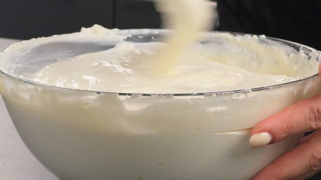 Nur 2 Zutaten! Ein fluffiges und wolkenzartes hausgemachtes Dessert mit Erdbeeren in 5 Minuten.