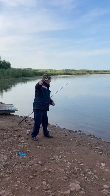 А он уже на рыбалке…