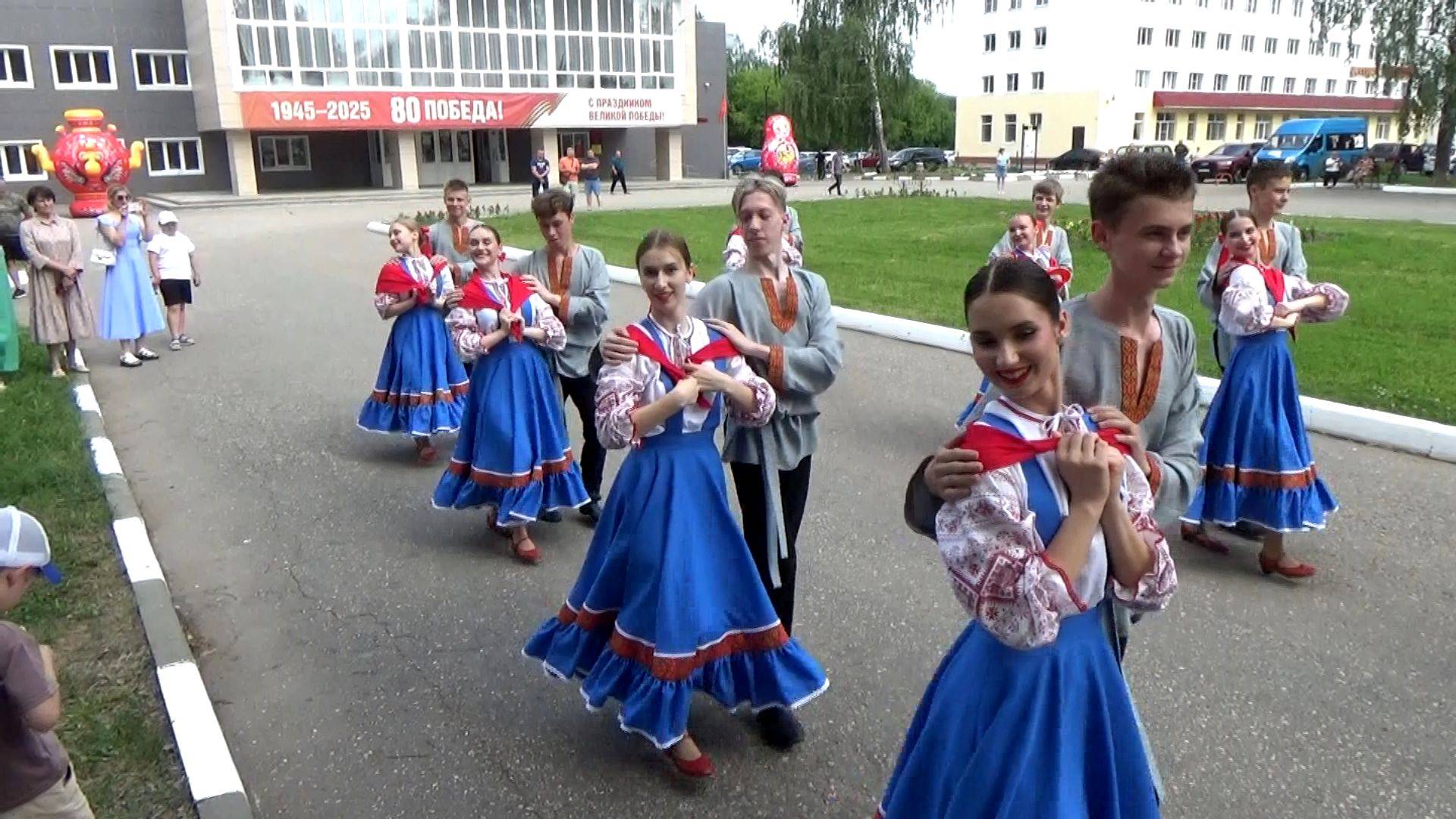 “СЕМИК и ТРОИЦА” фольклорное представление у ДК.Спутник города Вязники. 3-я часть