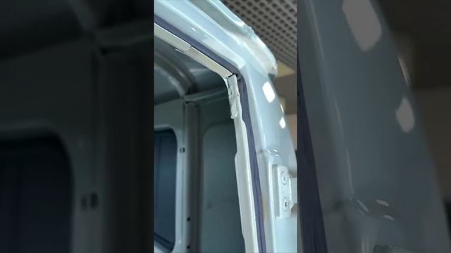 УАЗ снова удивляет — за ₽1,5 миллиона в версии Black Edition внутри «Буханки» находят торчащие прово