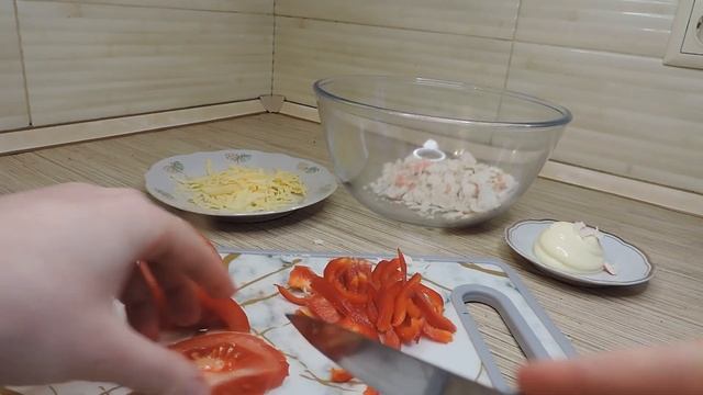 Салат з крабовими палочками ,помідорами та перцем.Лег?