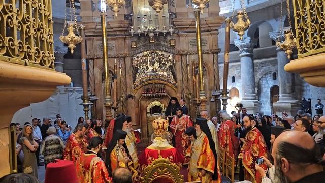 Празднование на Святую Троицу. Коленопреклоненные молитвы у Гроба Господня. Патриарх