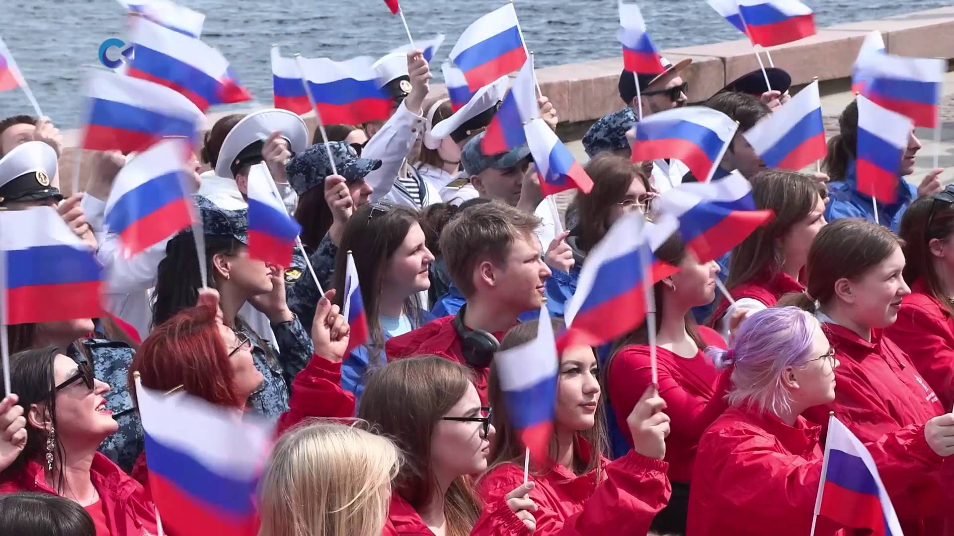 Молодежь Петрозаводска устроила на Онежской набережной флешмоб в честь Дня России