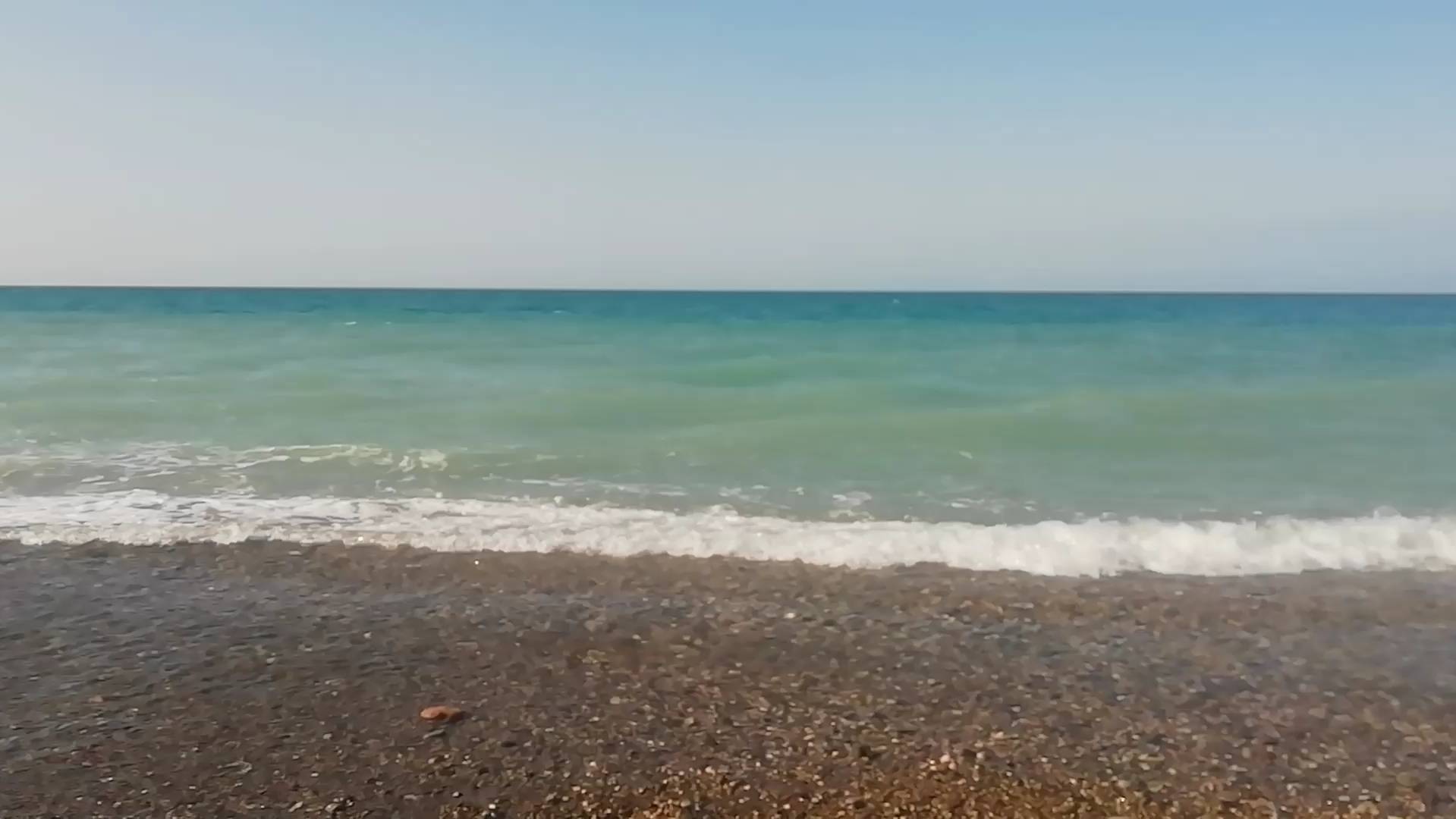 Успокаивающий звук переката гальки на морских волнах