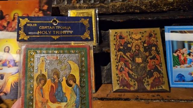 Иконы ко Дню Святой Троицы - Сошествию Святого Духа и палантины - освящены в праздник в Храме