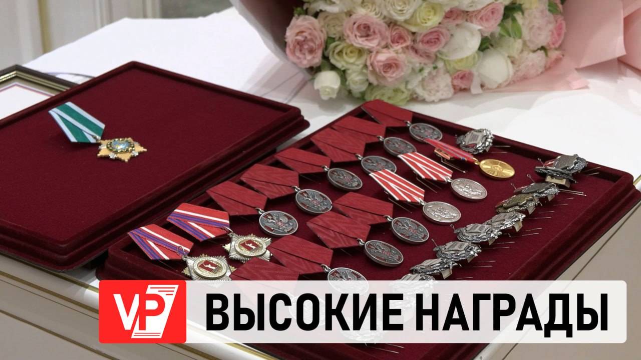 АНДРЕЙ БОЧАРОВ ВРУЧИЛ ГОСНАГРАДЫ И ПОЗДРАВИЛ ВОЛГОГРАДЦЕВ С ДНЕМ РОССИИ