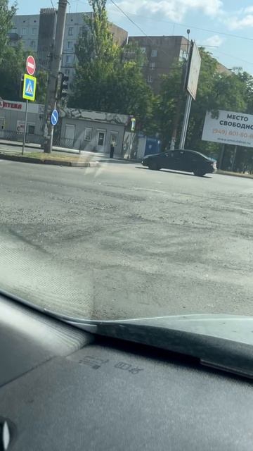Состояние дороги на пересечении проспекта Ленинского и улицы Куприна в Донецке