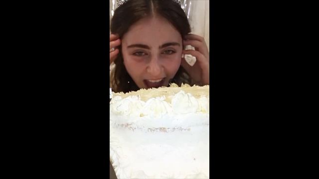 Изысканный торт, украшенный короной 👑 в стиле «Ламбет»