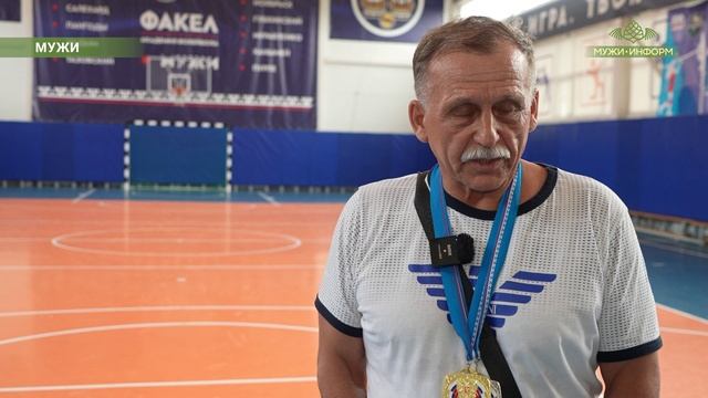 Бабушки и дедушки в форме