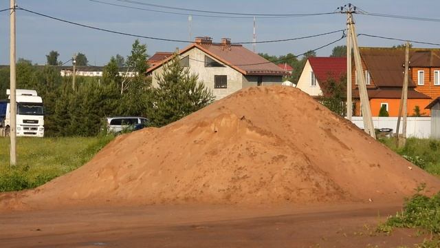 Ласточка береговушка роет гнездо нору в куче песка, наблюдение птиц в Новгородской области 11.06.25г