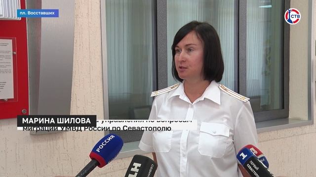 Севастопольское УМВД наградило полицейских и вручило первые паспорта школьникам