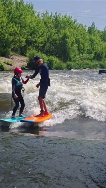 🌊 Как приятно видеть серфовую семью у нас на волне!🏄♂️🏄♀️