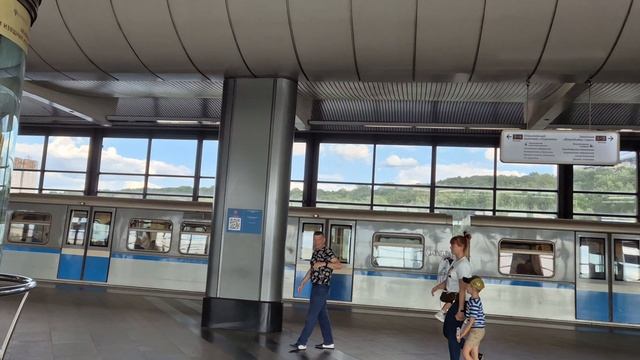Люди загорают