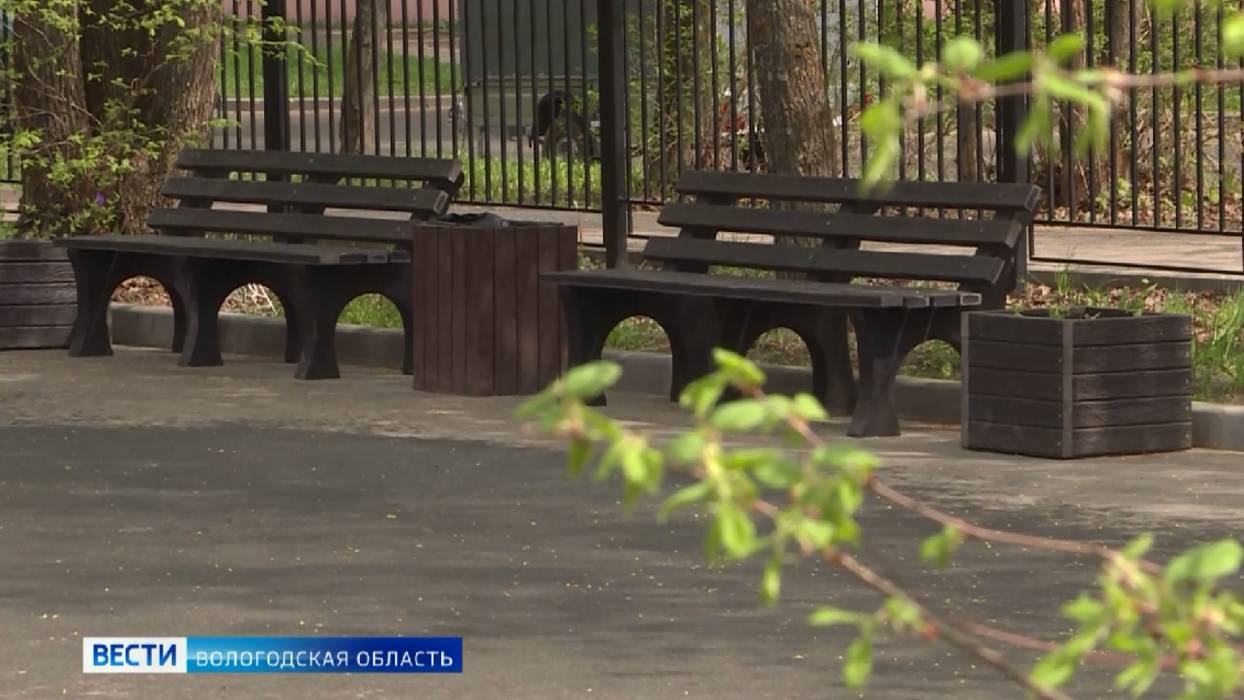 Крышки на скамейки: площадку из вторсырья благоустроили возле школы №6 в Молочном