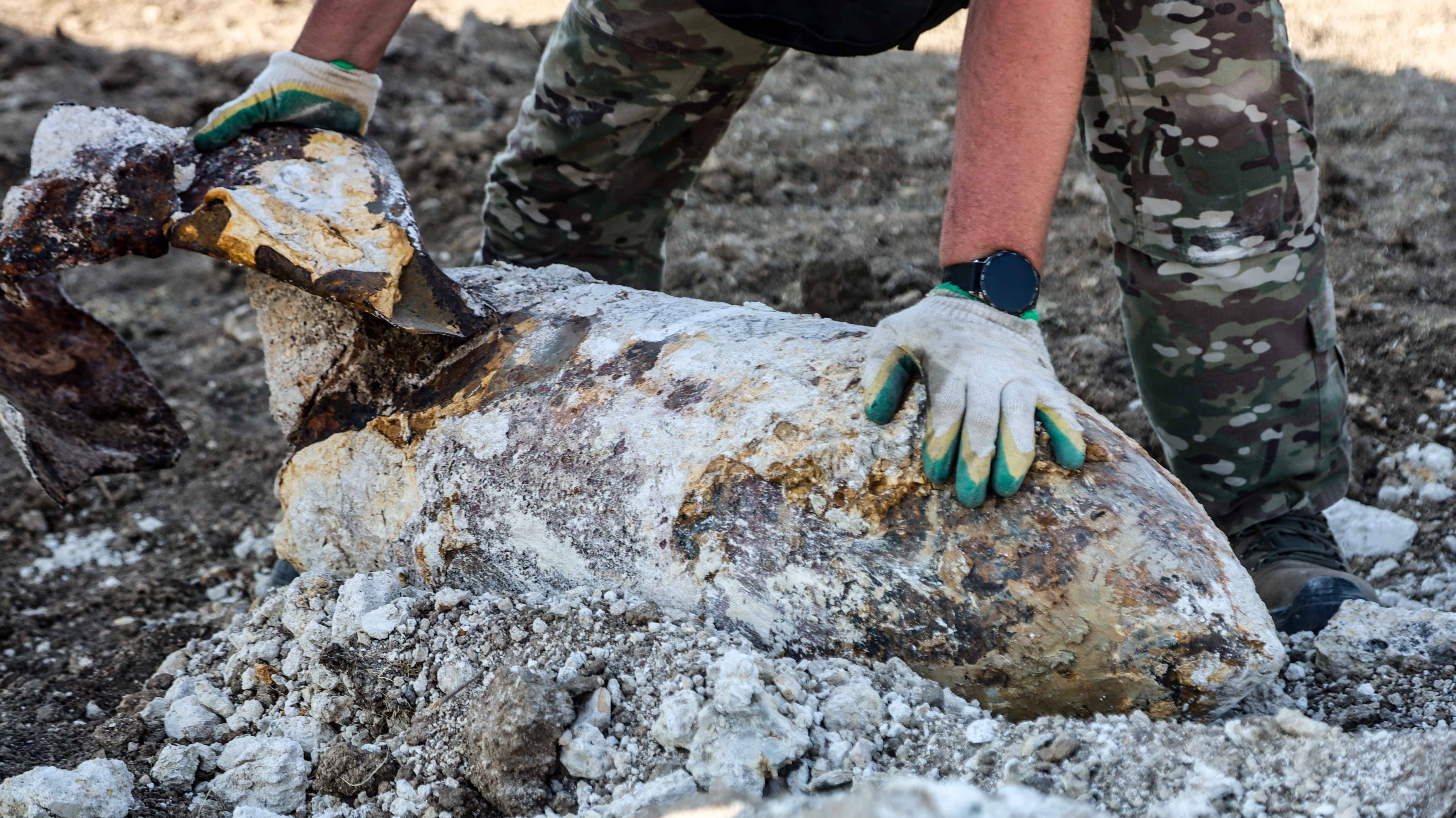 Крупную авиабомбу уничтожили сотрудники МЧС России в Севастополе