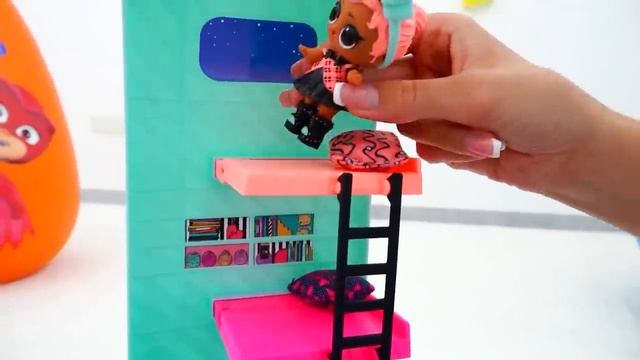 Влад и Никита Влад и Никита наряжаются в костюмы и играют - Коллекция видео для детей