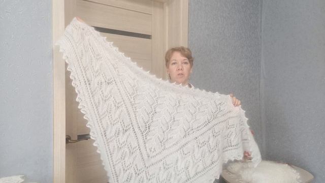Огромные белые пуховые косынки.