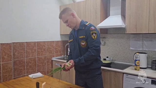 🥔 #ПожарнаяКухня    
    
Рецептом самой вкусной жареной картошки делится сотрудник МЧС России