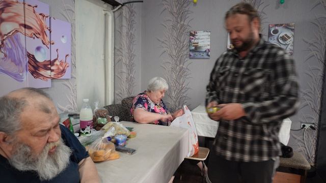 ПОЛУЧИЛА ПЕНСИЮ ЗАБЕЖАЛА В МАГАЗИН КУПИЛА ПРОДУКТЫ Что купила пенсионерка на свою пенсию?