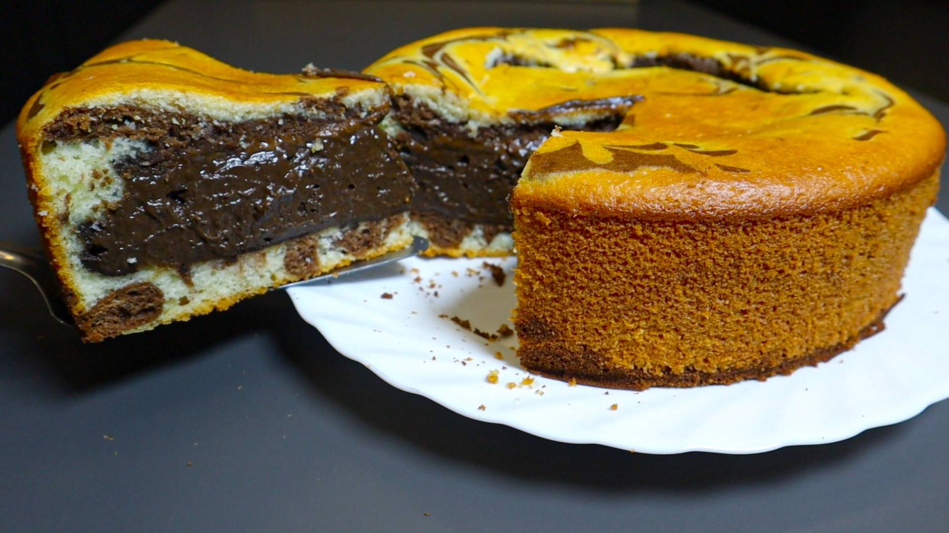 Обалденно вкусный пирог с шоколадной начинкой! Просто тает во рту! Готовлю его на праздники.