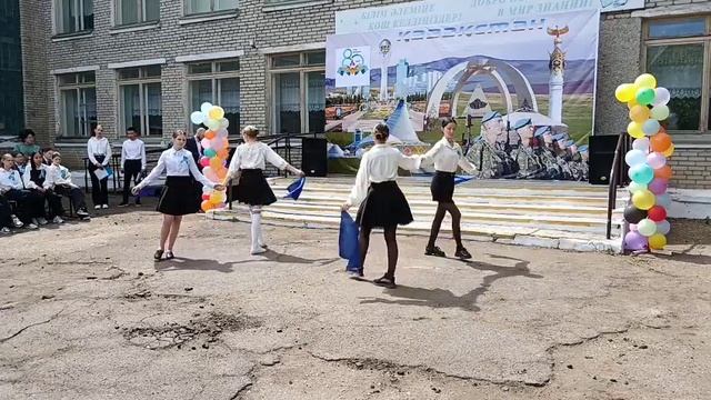 Танец "Синий платочек"исполняет 8 А класс, руководител?