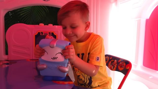 Диана и Рома Диана играет с игрушечными лошадками