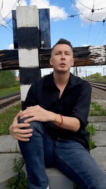 А он зовёт и крепко держит дверь. Песня: Sergei Tia - Парень, не проси её остаться