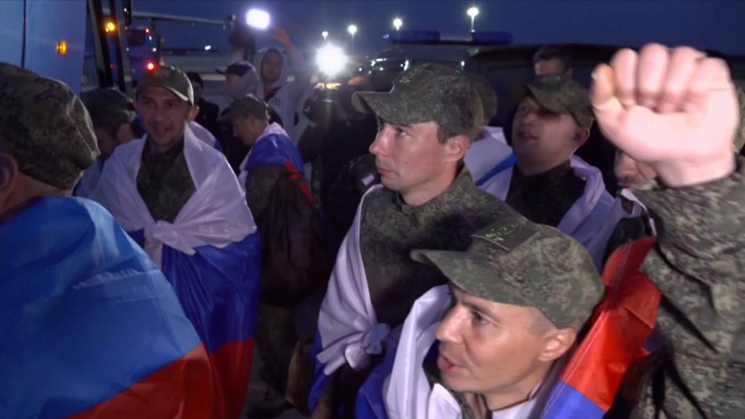 Путь домой: освобожденные из украинского плена бойцы доставлены в Москву