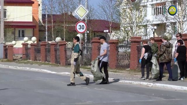 В Красноселькупе прошел очередной экологический субботник