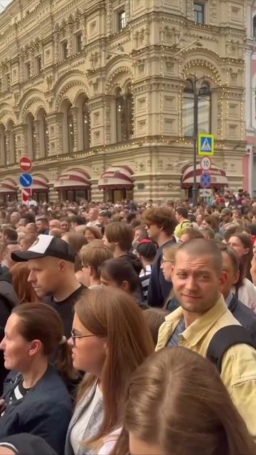 🎵Огромное количество людей сейчас ждут начала концерта на Красной площади🎵