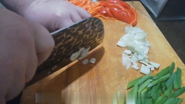 Спагетти с курицей, овощами и соусом терияки