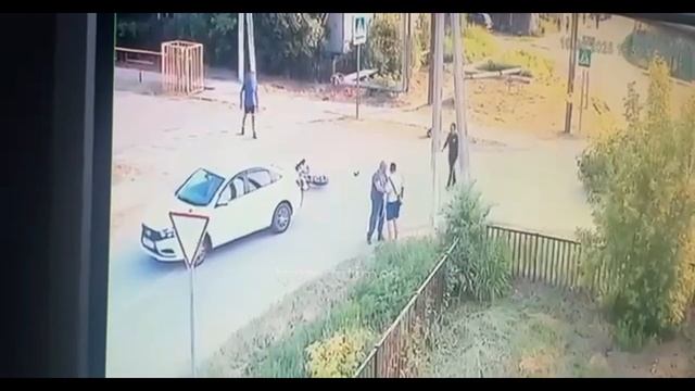 В Тюмени питбайкер врезался в легковушку