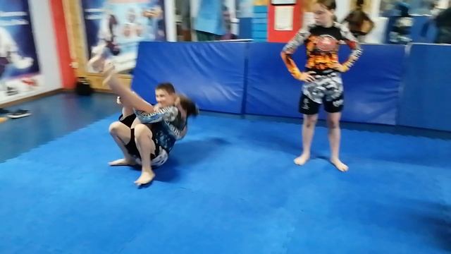 "Табуретка" против обхвата сзади NoGi grappling