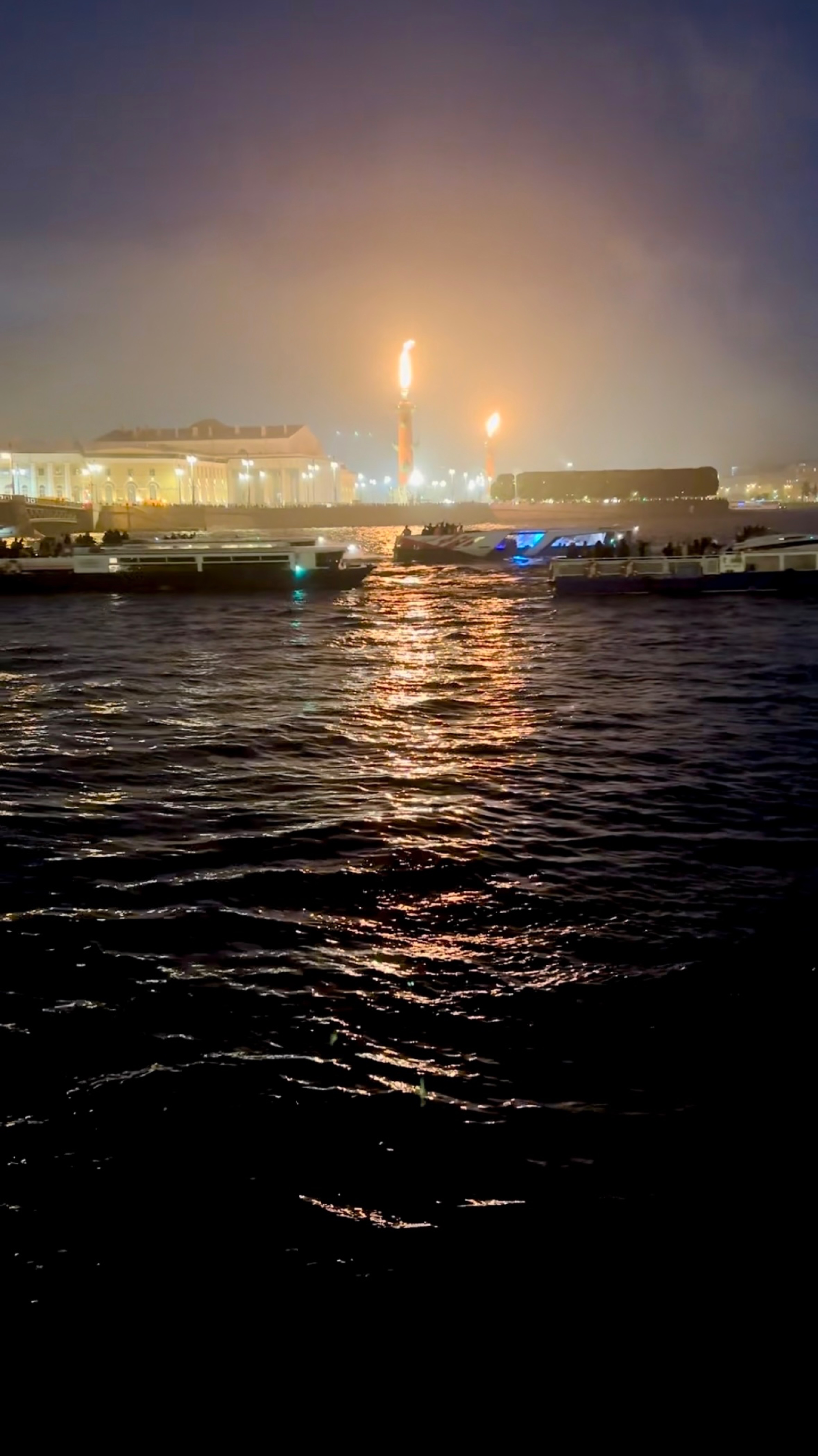 Ростральные колонны факелом пылают над туманной Невой