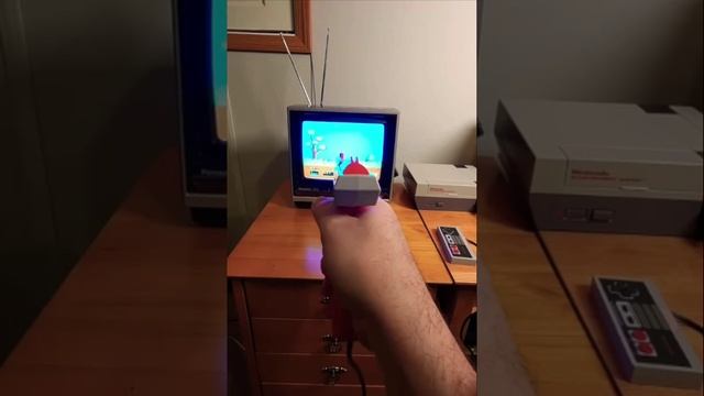 8-битная игровая приставка Nintendo NES-001, 1985 года выпуска и игра Duck Hunt