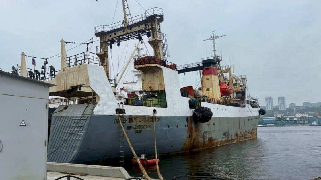 Смертельный пожар на судне на стоянке во Владивостоке полностью потушен