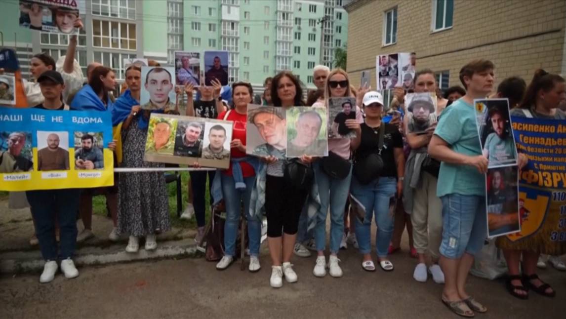 Сотни украинок устроили митинг во время обмена пленными