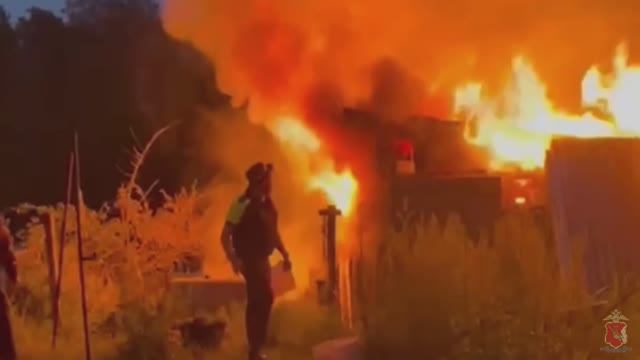 В Вологодской области сотрудники ГИБДД помогли ликвидировать пожар