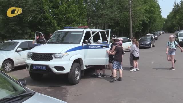 ОТДЫХАЮЩИЕ В ШКОЛЬНЫХ ЛАГЕРЯХ ДЕТИ ПОБЫВАЛИ НА ЭКСКУРСИИ В ЖЕЛЕЗНОГОРСКОЙ ПОЛИЦИИ