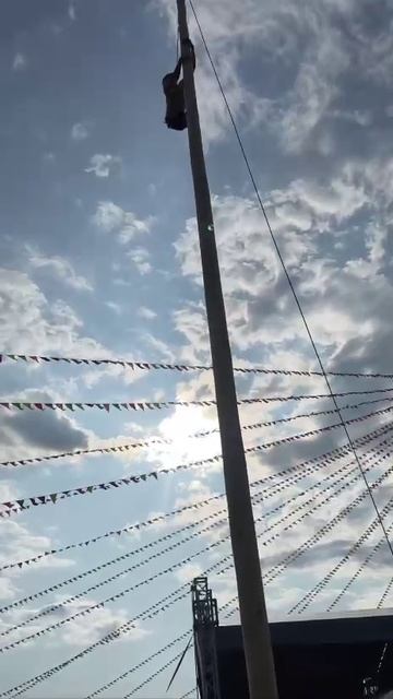 Параень взобрался на 15 метровый шест всего за 12 СЕКУНД